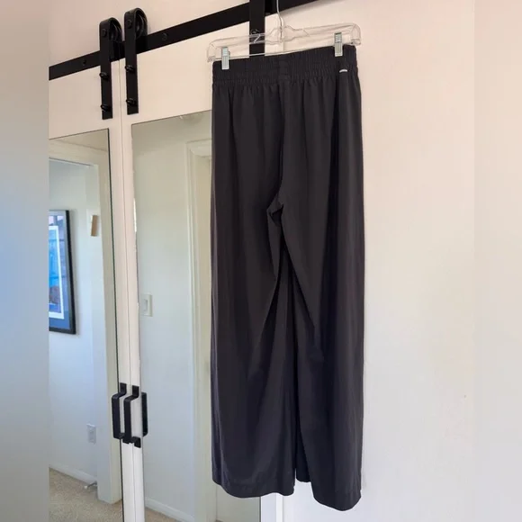 Vuori Villa Wideleg Pant - Black - Picture 7 of 11